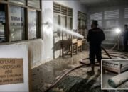 Abu Vulkanik Erupsi Gunung Anak Krakatau Selimuti Sman 2 Kalianda, Damkarmat Terjunkan Armada Pembersihan 14 Abu Vulkanik Erupsi Gunung Anak Krakatau Selimuti Sman 2 Kalianda, Damkarmat Terjunkan Armada Pembersihan