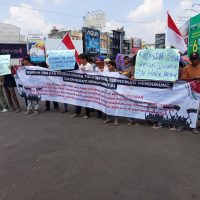 ASN Pesibar Terindikasi tak Netral, Puluhan Massa Gelar Orasi Menyuarakan Mosi Tidak Percaya