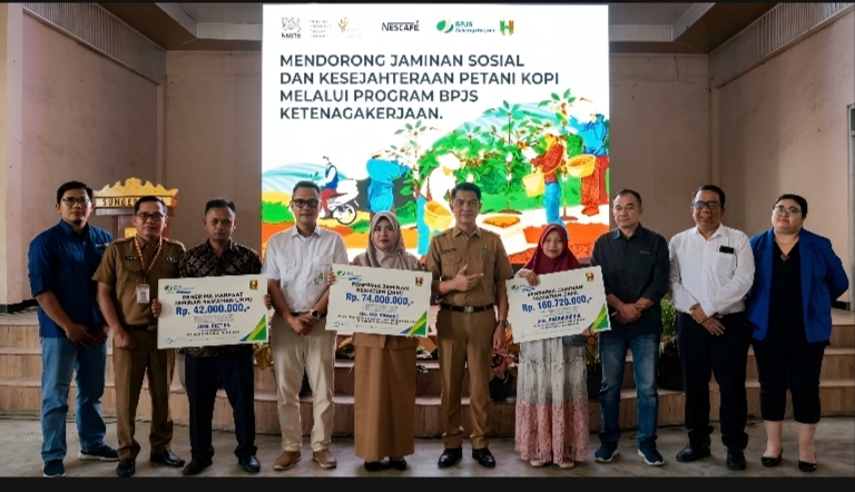 BPJS Ketenagakerjaan dan ILO Serahkan Santunan Rp276,7 Juta untuk Ahli Waris Petani Kopi Tanggamus